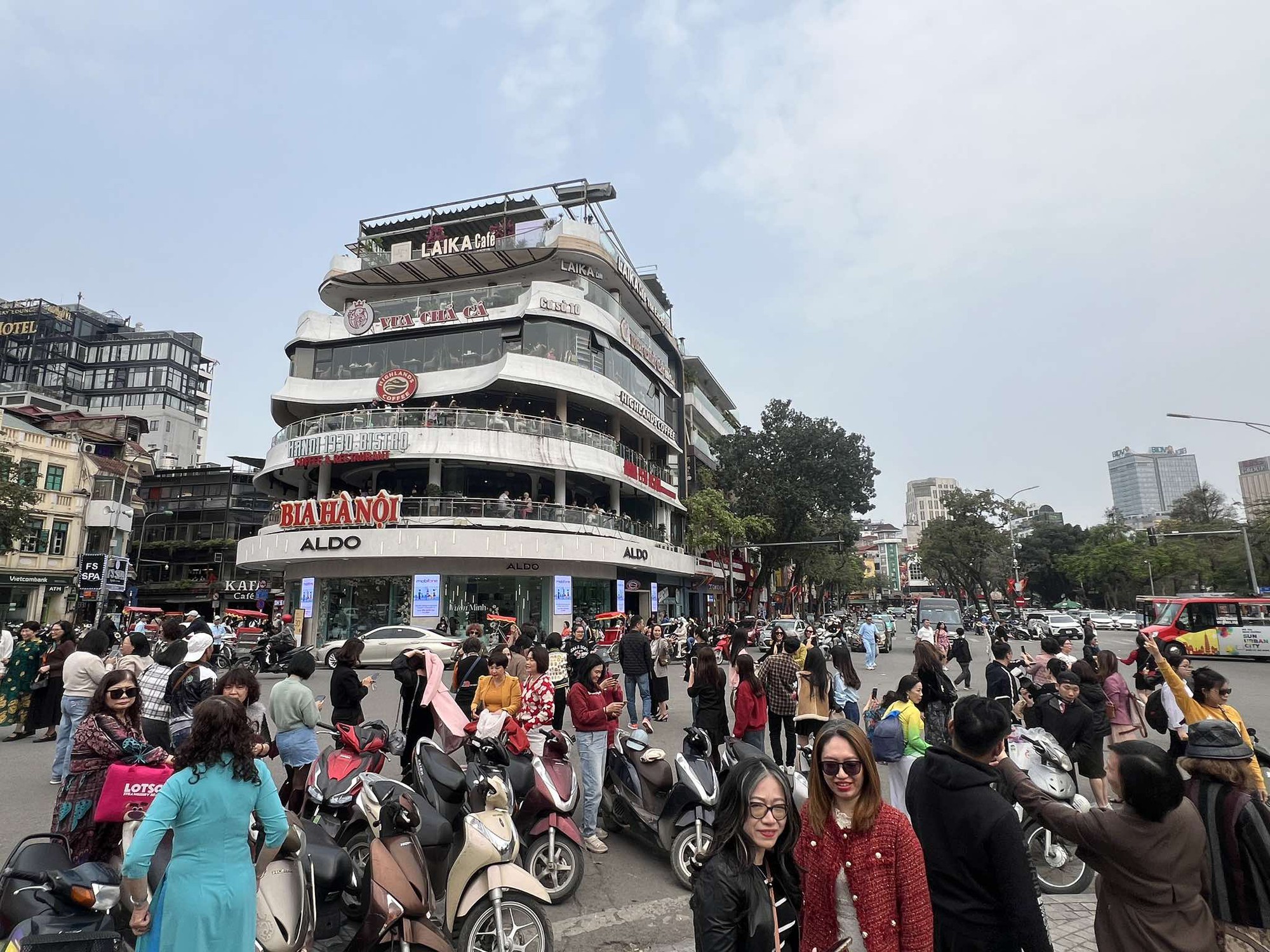 Chủ tịch TP Hà Nội 'chốt lịch' phá dỡ toà nhà 'Hàm Cá Mập', người dân chụp ảnh lần cuối