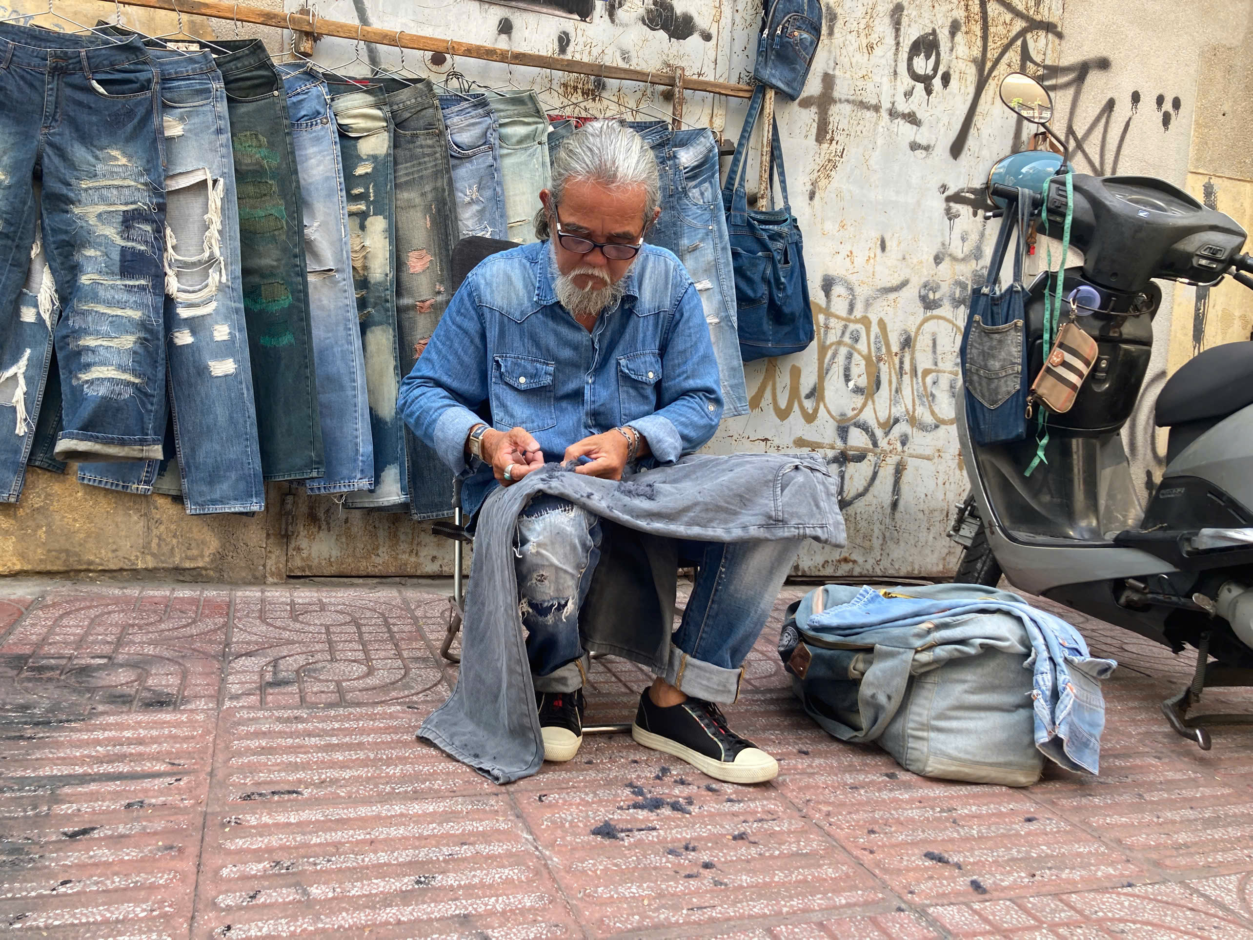 Cao thủ xé quần jeans tại Sài Gòn