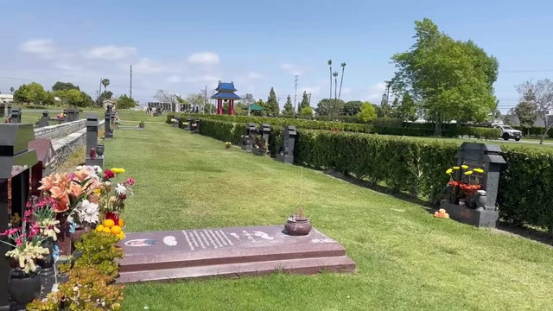 Mộ phần của nghệ sĩ Đức Tiến bị phá hoại giữa ồn ào gia đình tranh chấp tài sản