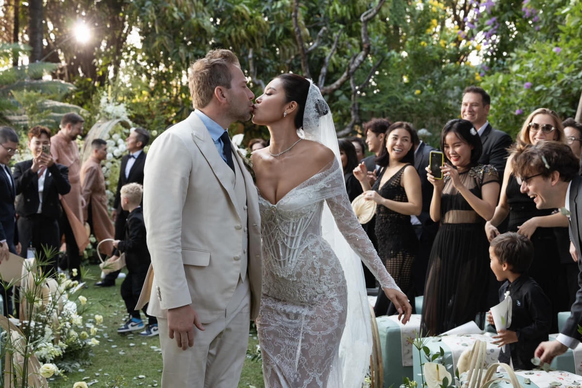 Chuyện tình hạnh phúc của siêu mẫu Minh Tú và chồng Tây