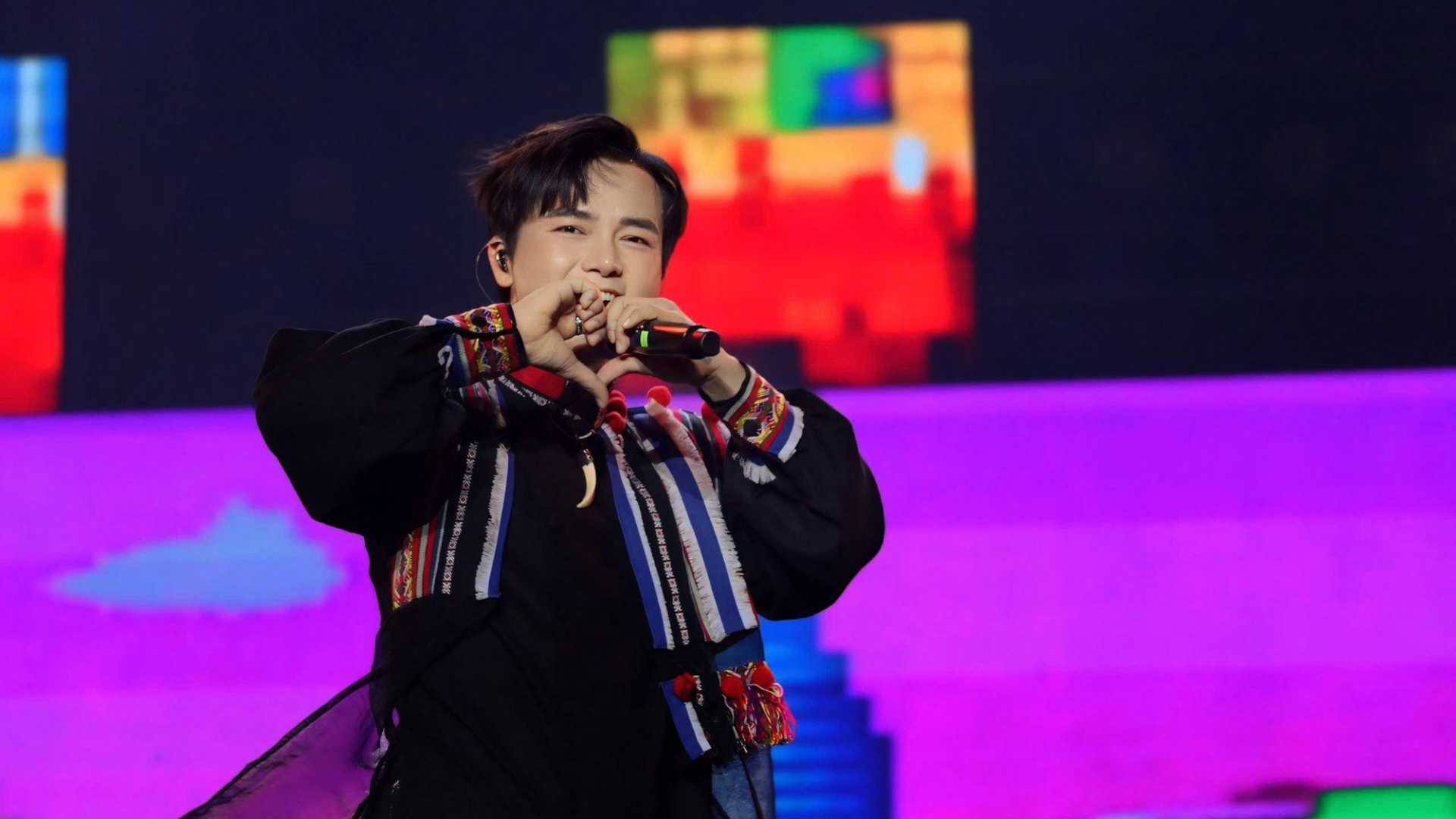 Dàn sao Việt hoang mang vì động đất, Bùi Công Nam kinh hoàng tháo chạy