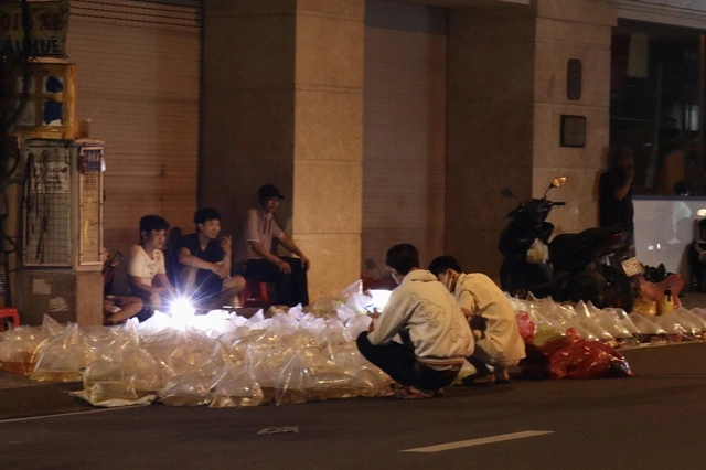 Khám phá chợ cá 'âm phủ' ngay trên vỉa hè, dưới ánh đèn vàng của phố thị