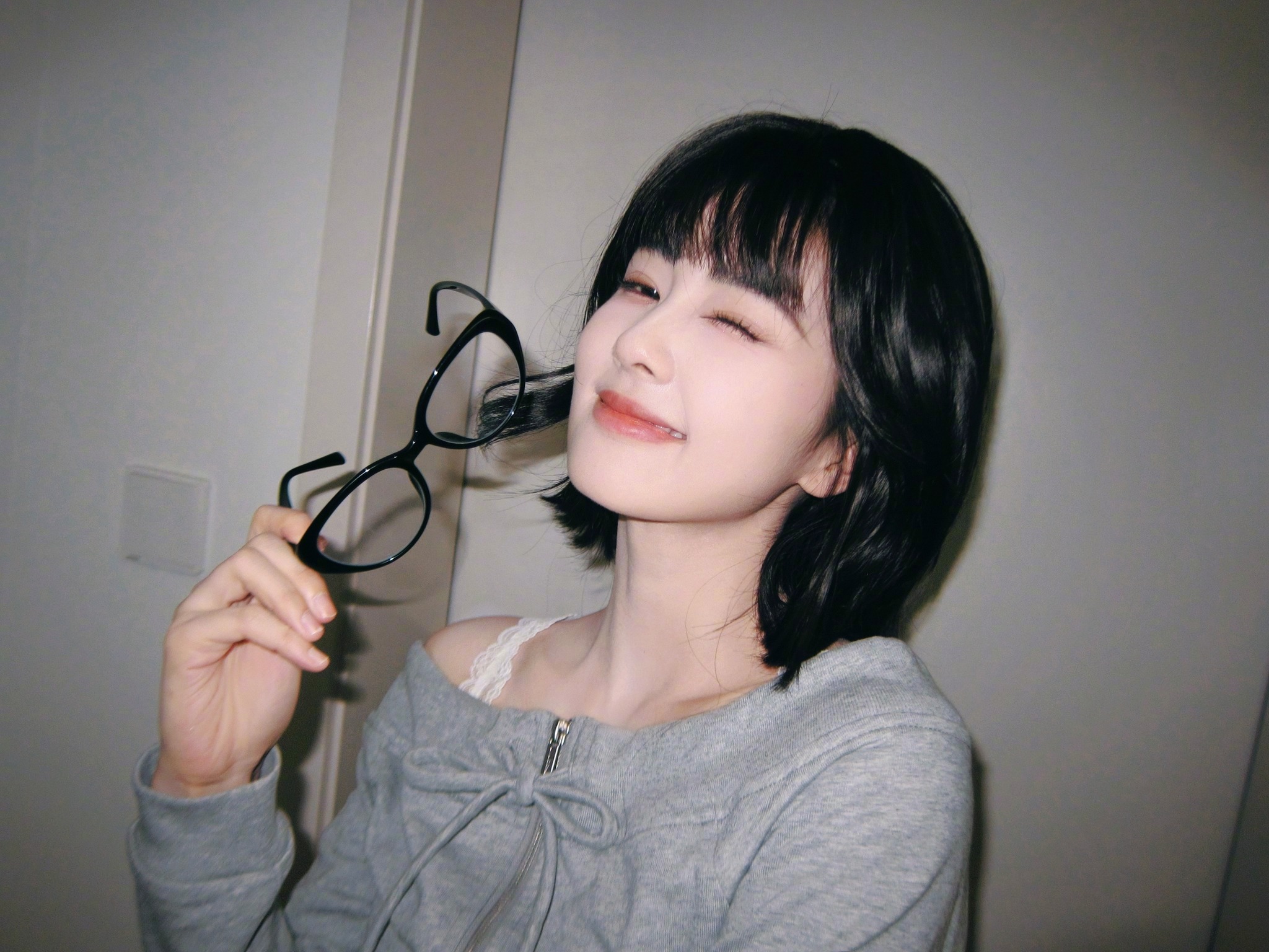 Bạch Lộc Gây Sốt Với Kiểu Tóc Mới: Ngắn Nhưng Vẫn Cực Nữ Tính Và Năng Động!