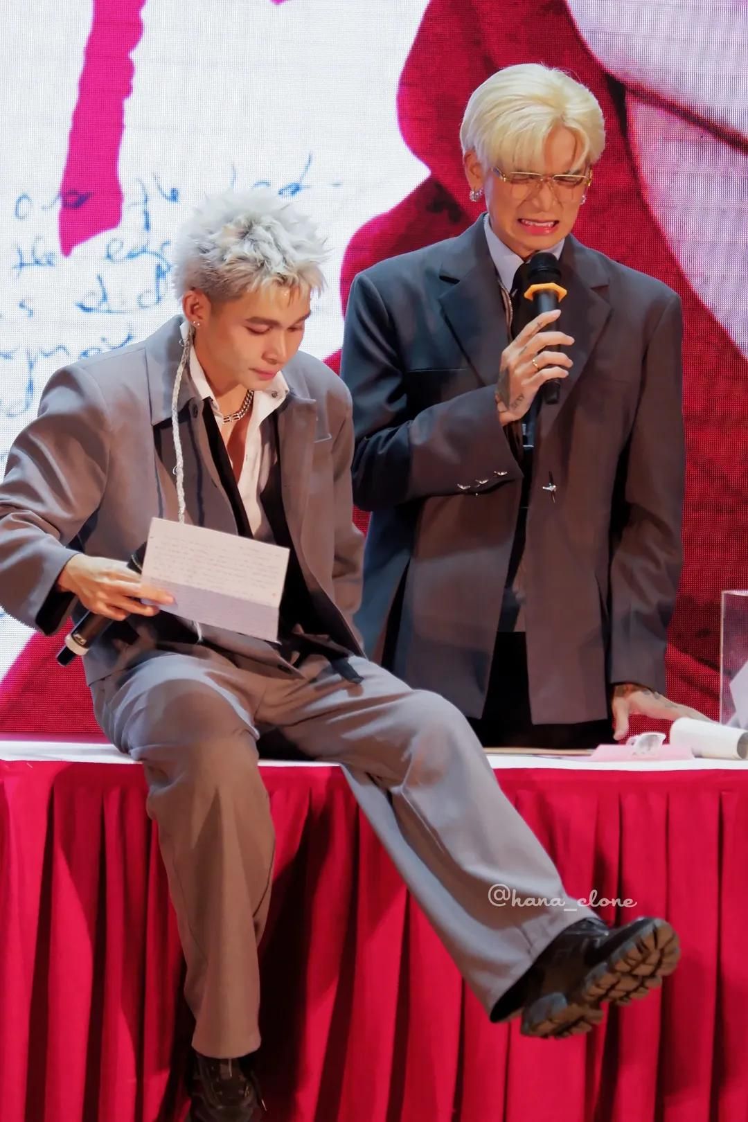 Jun Phạm sốc tận nóc khi nghe con số fan đấu giá chiếc nhẫn có chữ kí của anh