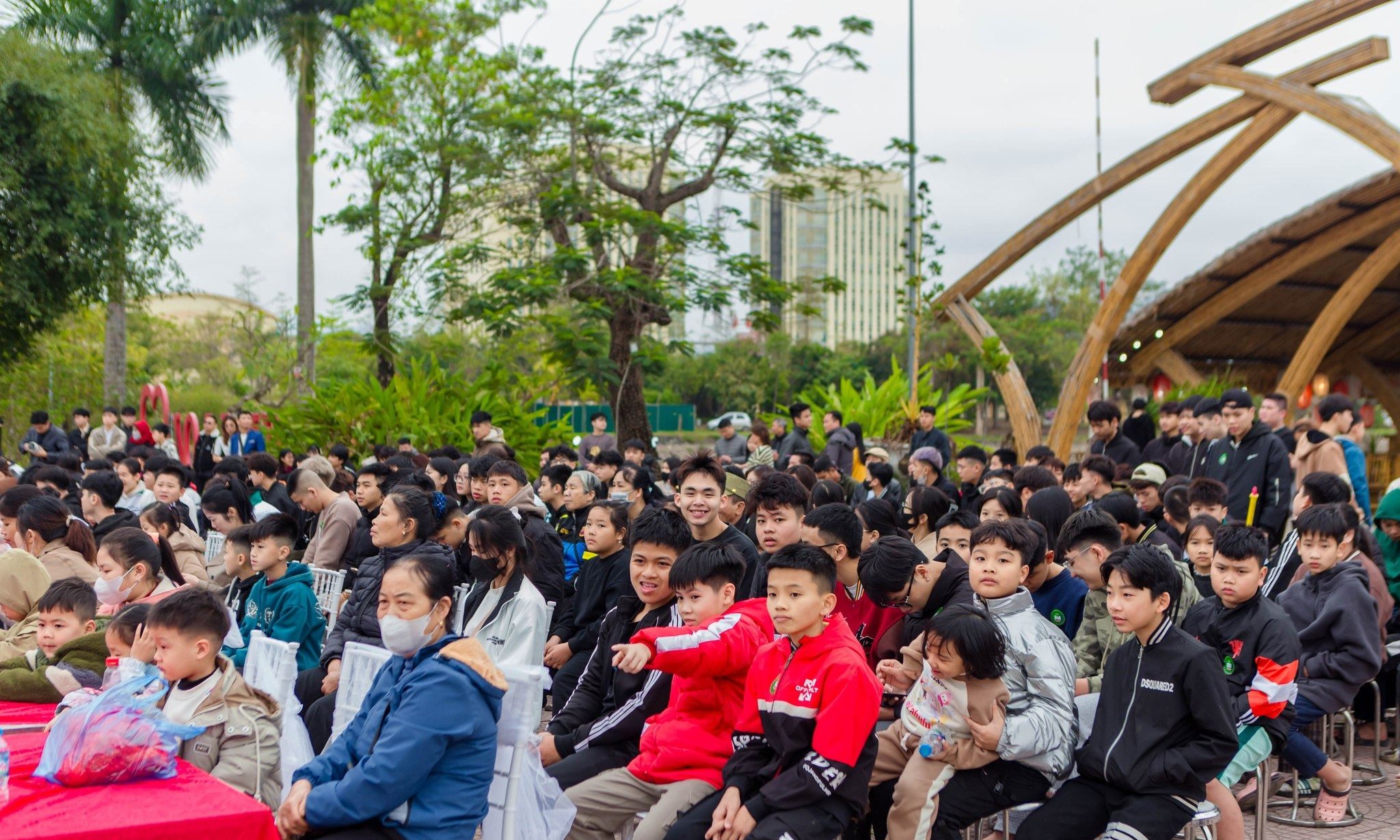 TRANH CÃI VỀ DÀN GIÁM KHẢO TOÀN IDOL MẠNG TẠI SỰ KIỆN VĂN HÓA DU LỊCH HÒA BÌNH