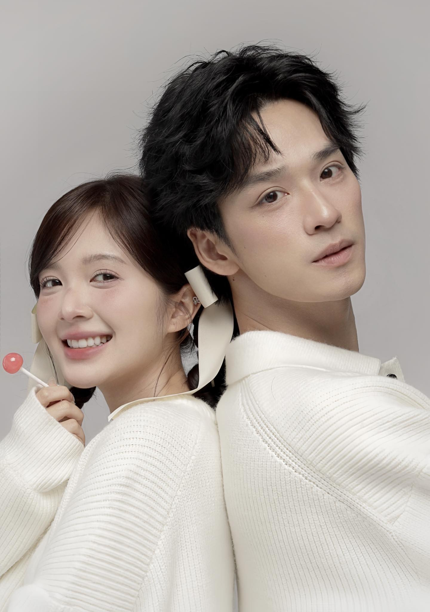 Cặp đôi diễn viên chính ‘Cha Tôi Người Ở Lại’ tung ảnh cưới, fan rần rần bàn tán!