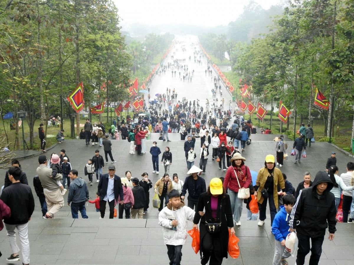 Hơn 2,5 vạn lượt khách đến Đền Hùng dịp Giỗ Tổ Hùng Vương 2025