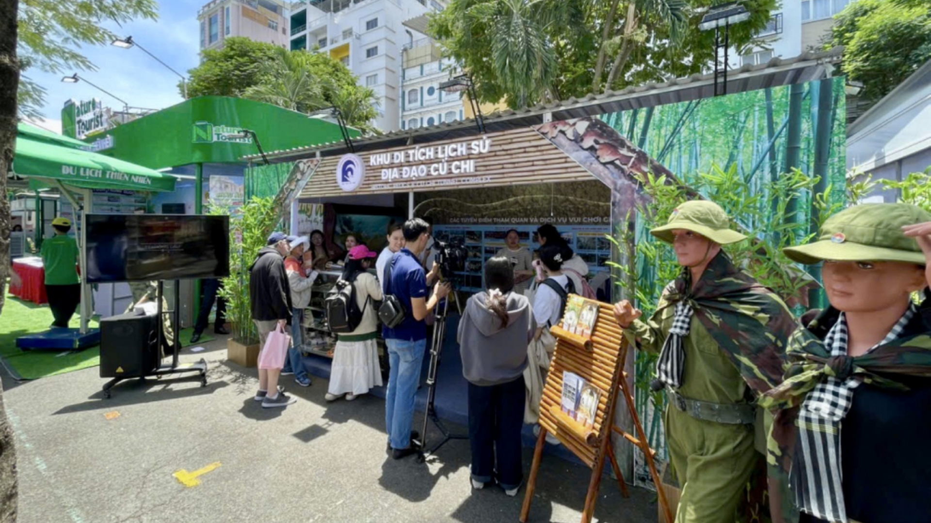 Săn tour giá rẻ dạo quanh TP.HCM dịp lễ tại Ngày hội du lịch