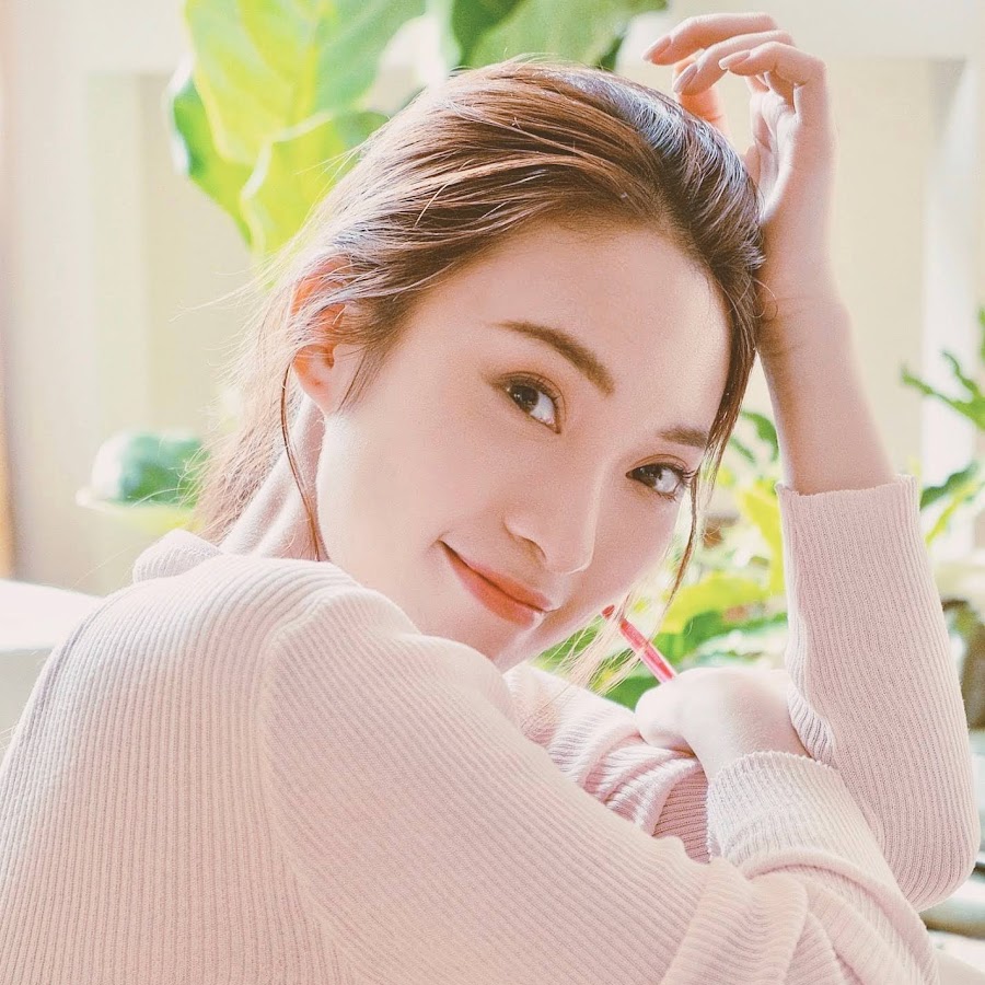 Khánh Vy Gây Tranh Cãi Khi Dẫn Song Ngữ Tại Sự Kiện Có Jisoo (BLACKPINK)