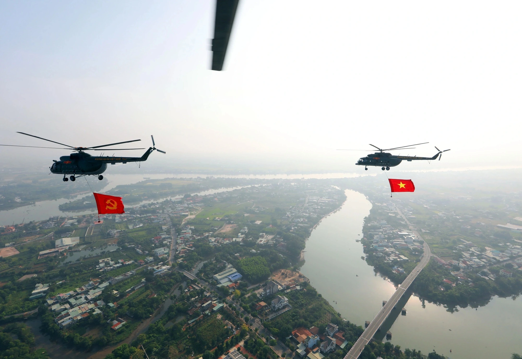 Trực thăng của Bộ Quốc phòng mang cờ Tổ quốc bay trên bầu trời Biên Hòa