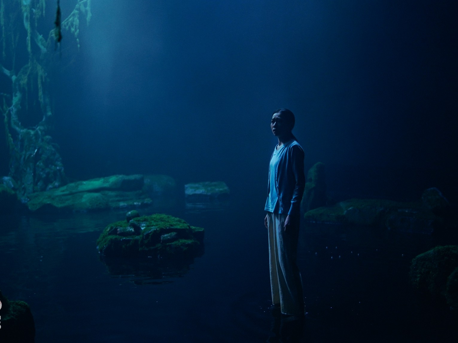 Phim điện ảnh 'Dưới Đáy Hồ': Kay Trần bị rêu kéo xuống, Karen đối đầu bản sao ác quỷ