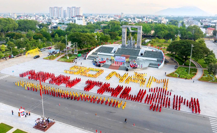 Du khách trải nghiệm khinh khí cầu mừng 50 năm thống nhất tại Ninh Thuận