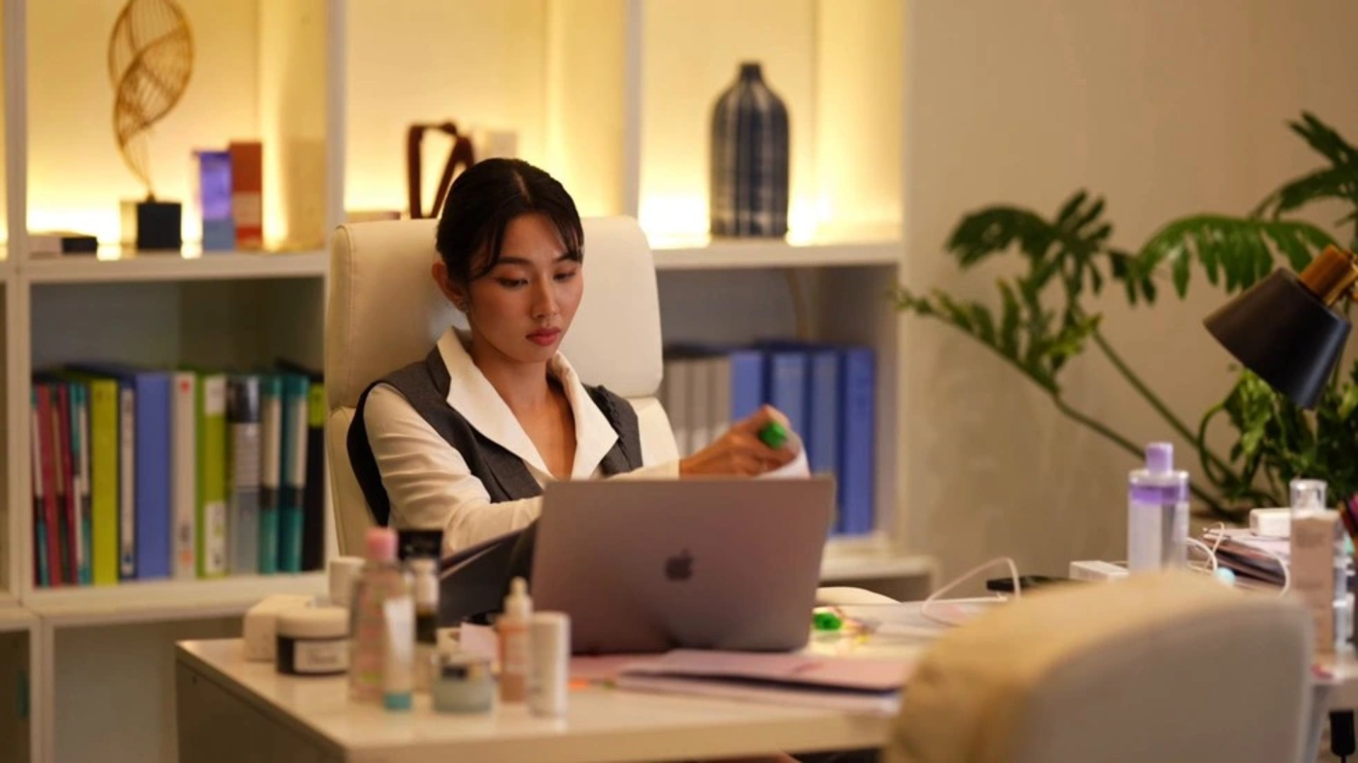 Phim 'Chốt đơn' gặp khó vì Thùy Tiên, Quyền Linh