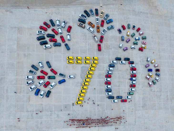 Xe điện xếp hình hoa phượng kỷ niệm 70 năm giải phóng Hải Phòng