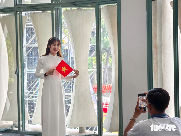 Không khí lễ 30-4 rộn ràng: Giới trẻ 'lên đồ', lan tỏa tình yêu Tổ quốc qua từng khung hình