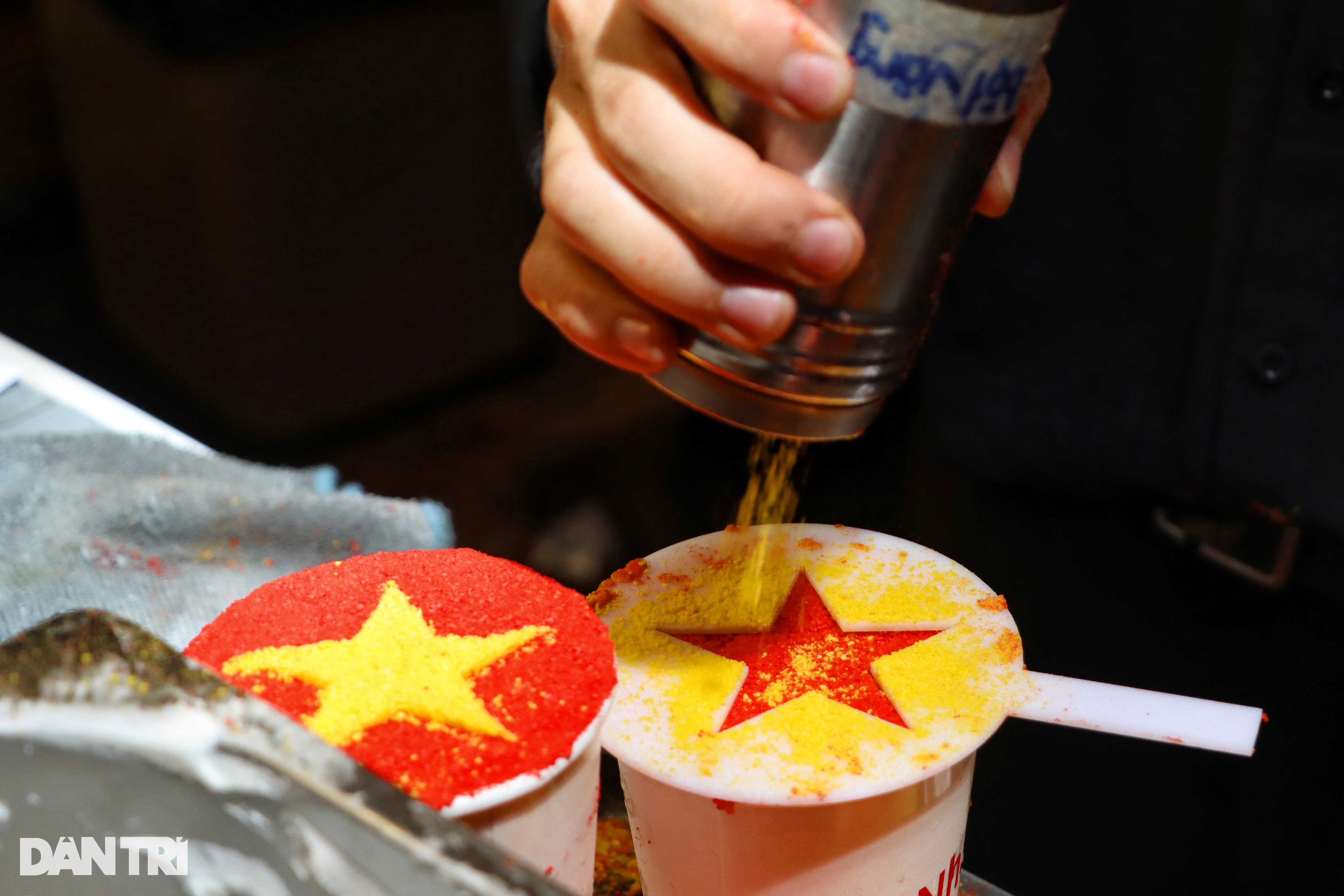 Nhiều quán cà phê tăng doanh thu khủng nhờ đu trend đồ uống 'cờ đỏ sao vàng'