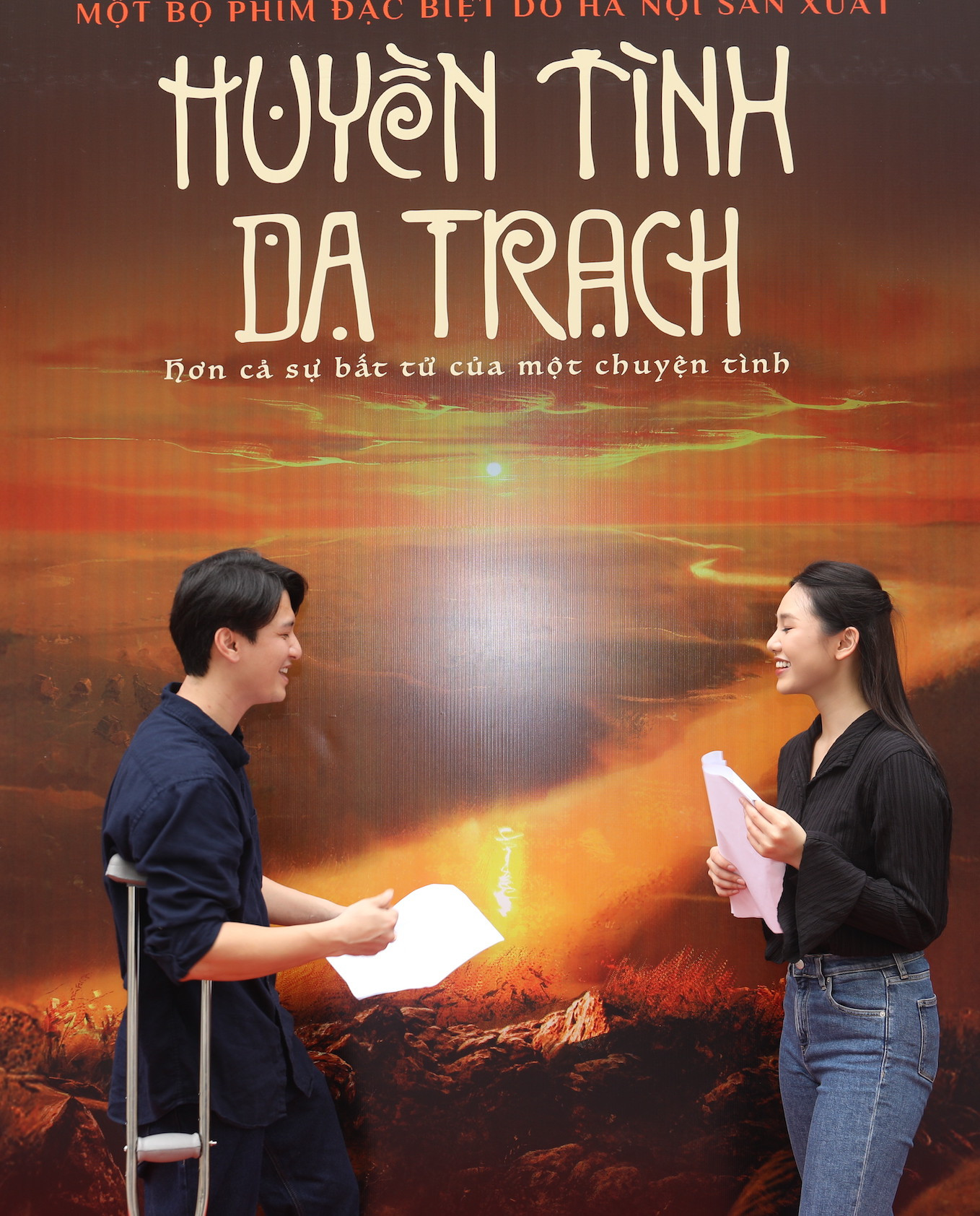 Huỳnh Anh chống nạng đi casting.