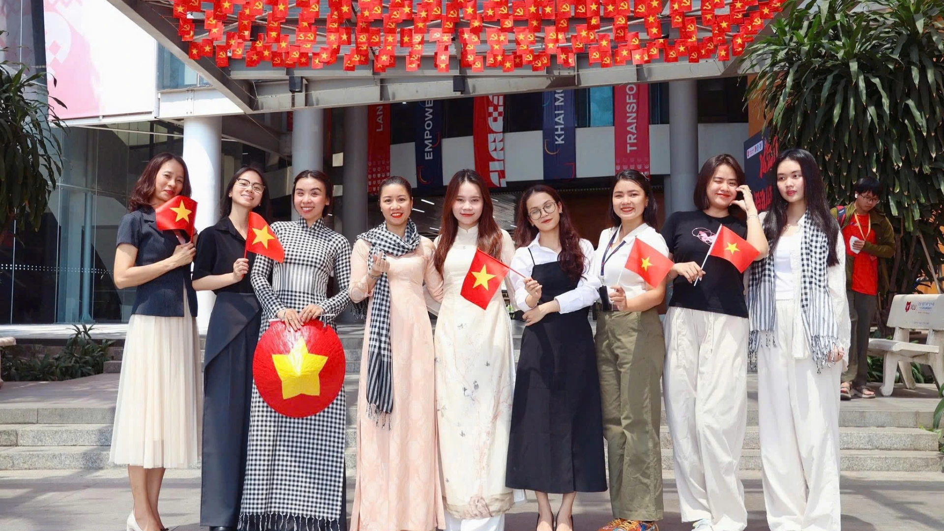 Một vòng TP.HCM ngắm 'bức tranh' cờ đỏ sao vàng tuyệt đẹp đón đại lễ 30.4