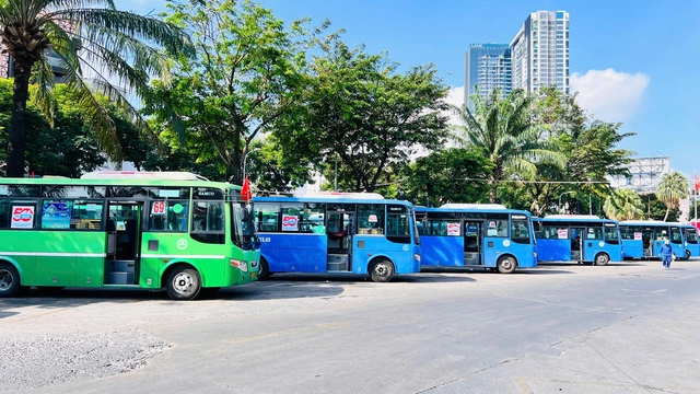 TP.HCM: Xe buýt phủ sắc cờ Tổ quốc chào mừng 50 năm ngày thống nhất đất nước