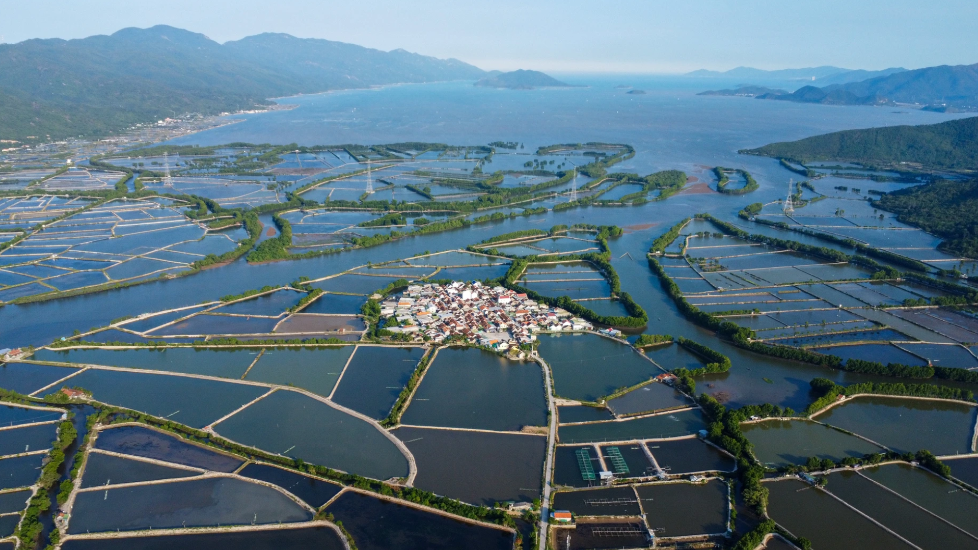 Vẻ đẹp của ngôi làng 370 năm 'cô đơn' giữa đầm Nha Phu