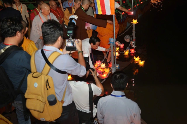 Thả 35.000 hoa đăng cầu nguyện hòa bình tại Đại lễ Vesak 2025