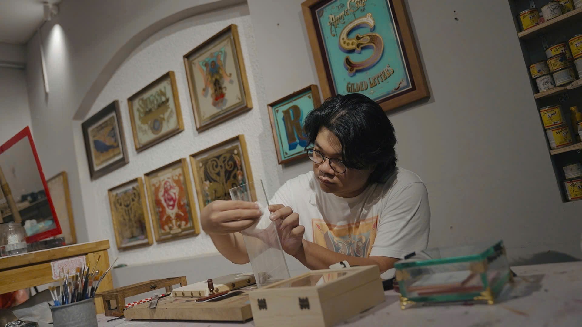 Chàng đạo diễn với niềm đam mê tranh kính dát vàng